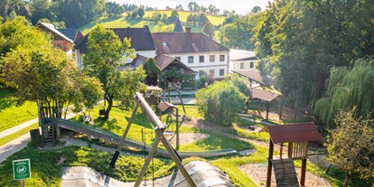 Urlaub auf dem Bauernhof - Frühstück - Österreich - Haus mit Spielplatz, dieser ist direkt angrenzend an unser Restaurant - Die Hochrieß
