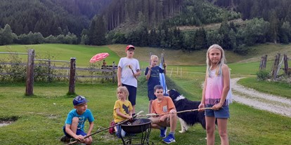 Urlaub auf dem Bauernhof - Tiere am Hof: Hunde - Steiermark - Stockbrot  - Brigitte und Martin Weichbold