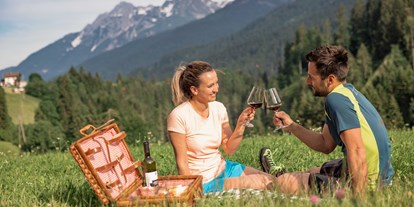 Urlaub auf dem Bauernhof - Jahreszeit: Sommer-Urlaub - Dellach (Dellach, Dellach im Drautal) - Ein gemütliches Picknick sorgt für Zweisamkeit - Stembergerhof
