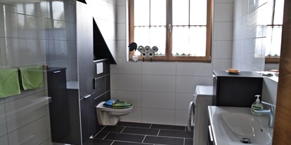Urlaub auf dem Bauernhof - begehbarer Heuboden - Steiermark - Das Badezimmer ist ebenso groß und hell.  - Schusterhans-Hof