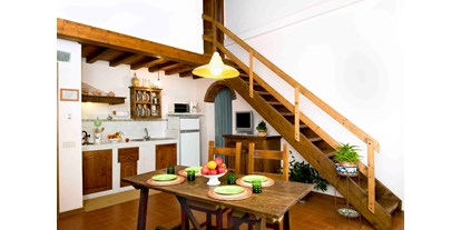 Urlaub auf dem Bauernhof - Toskana - Wohnzimmer-Küche der Wohnung I Cipressi für 4 Personen. - Agriturismo La Tinaia