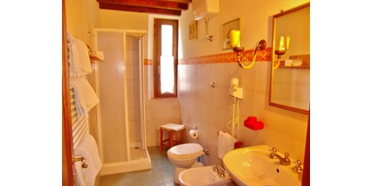 Urlaub auf dem Bauernhof - Toskana - Alle Badezimmer verfügen über eine Dusche, Bidet, Waschbecken, Toilette, Haartrockner. Jeder hat ein Fenster. - Agriturismo La Tinaia
