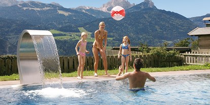 Urlaub auf dem Bauernhof - Wellness: Whirpool - Alpen - nawu_apartments_Außenpool_Familie_Spass - nawu apartments