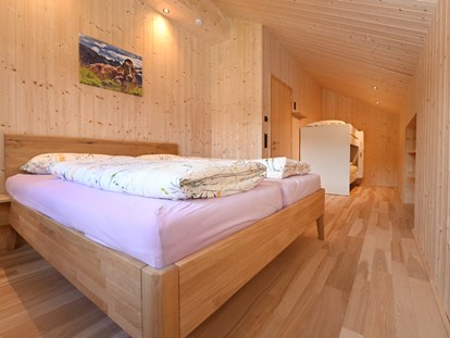 Urlaub auf dem Bauernhof - nachhaltige Landwirtschaft - Schlafzimmer der Ferienwohnung Blauer Himmel - Ferienhof Landerleben