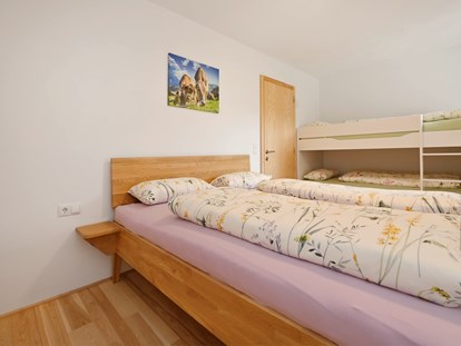 Urlaub auf dem Bauernhof - Premium-Höfe ✓ - Österreich - Schlafzimmer der Ferienwohnung Grüne Wiese - Ferienhof Landerleben