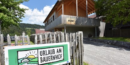 Urlaub auf dem Bauernhof - Mithilfe beim: Eier sammeln - Vorarlberg - Sommer am Wiesenhof - Wiesenhof Rusch