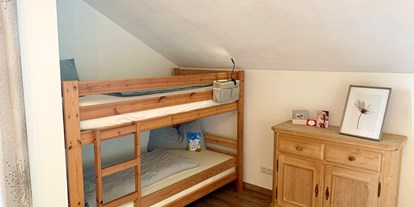 Urlaub auf dem Bauernhof - Jahreszeit: Sommer-Urlaub - Allgäu - FeWo Morgensonne Schlafzimmer Hochbett Kinder - Müller´s Ferienhof