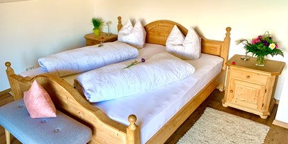 Urlaub auf dem Bauernhof - nachhaltige Landwirtschaft - Bayern - FeWo Morgensonne Schlafzimmer - Müller´s Ferienhof