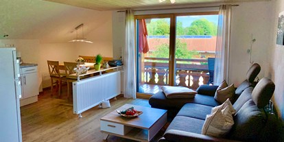 Urlaub auf dem Bauernhof - Terrasse oder Balkon am Zimmer - Bayern - FeWo Morgensonne Wohn- und Essbereich - Müller´s Ferienhof