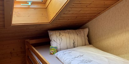 Urlaub auf dem Bauernhof - Stromanschluss: für E-Autos - Bayern - FeWo Bergwiese Schlafzimmer Kinder (Hochbett) - Müller´s Ferienhof