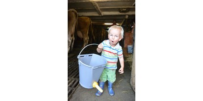 Urlaub auf dem Bauernhof - Art der Landwirtschaft: Milchbauernhof - Bayern - bei der Stallarbeit - Veiter-Hof
