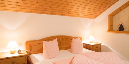 Urlaub auf dem Bauernhof - Umgebung: Urlaub in den Bergen - Niederösterreich - Schlafzimmer FeWo Bamwiesn - Biohof Lueg