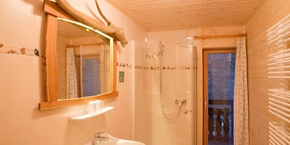 Urlaub auf dem Bauernhof - Wellness: Infrarotkabine - Niederösterreich - Badezimmer FeWo Bamwiesn - Biohof Lueg