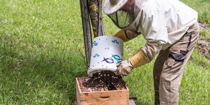Urlaub auf dem Bauernhof - Ertl - beim Bienenschwarm Fangen - Biohof Lueg