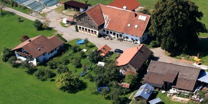 Urlaub auf dem Bauernhof - Gemeinschaftsterrasse - Deutschland - Hofansicht - Mockenhof