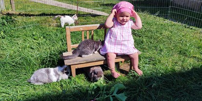 Urlaub auf dem Bauernhof - nachhaltige Landwirtschaft - Bayern - Emily bei den Kleintieren. - Biohof Stadler