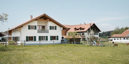 Urlaub auf dem Bauernhof - Mithilfe beim: Tiere füttern - Bayern - Das 2020 neu gebaute Haus mit den beiden Ferienwohnungen "Viehweid" und "Kemptner Wald". - Biohof Stadler