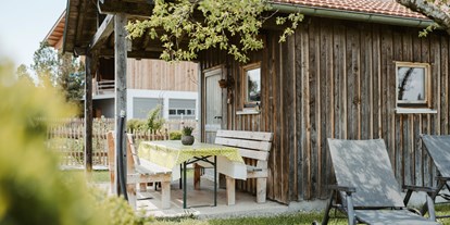 Urlaub auf dem Bauernhof - Bayern - Eine Tasse Kaffee und leckerer Kuchen vor dem Gartenhäuschen? - Biohof Stadler
