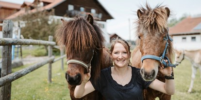 Urlaub auf dem Bauernhof - Allgäu - Nici mit unseren beiden Ponys Sandro & Karlotte - Biohof Stadler