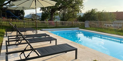Urlaub auf dem Bauernhof - Allgäu - Liegestühle und Sonnenschirme am Pool - Ferienhof Sinz