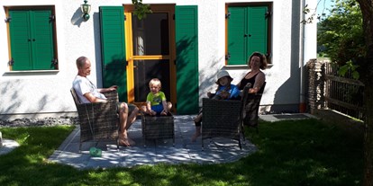 Urlaub auf dem Bauernhof - Hunde: erlaubt - Steiermark - Jede Wohnung verfügt über eine Terrasse auf die Wiese - ⁵Dorfhof Bauer