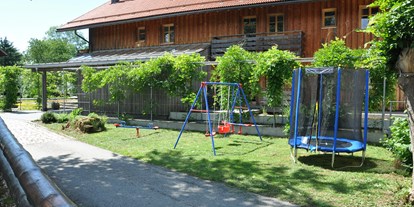 Urlaub auf dem Bauernhof - Mithilfe beim: Tiere füttern - Bayern - Spielplatz - Ferienhof Landhaus Guglhupf