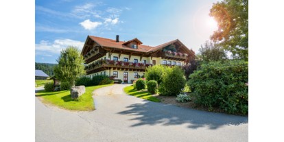 Urlaub auf dem Bauernhof - Trampolin - Bayern - Hofansicht - Fuchshof