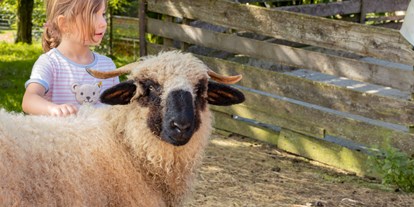 Urlaub auf dem Bauernhof - Mithilfe beim: Tiere füttern - Bayern - Schafe/Ziegen - Fuchshof