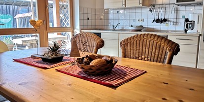 Urlaub auf dem Bauernhof - Tiere am Hof: Ziegen - Deutschland - gemütliche Küche mit genug Platz - Ponyferienhof Eder