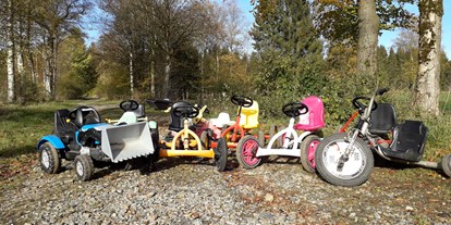 Urlaub auf dem Bauernhof - Traktor fahren - Deutschland - In unserer Garage sind viele verschiedene Fahrzeuge für Kinder und Jugendliche untergebracht. - Ferienhof Vennhof