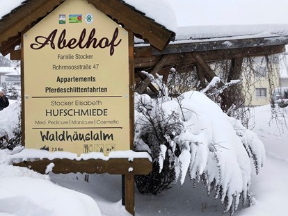 Urlaub auf dem Bauernhof - Umgebung: Urlaub in den Bergen - Österreich - Hofeinfahrt zum Abelhof. - Abelhof