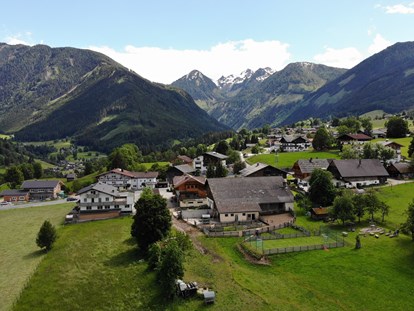 Urlaub auf dem Bauernhof - direkt an der Skipiste - Ausblick vom Hof in die Berge der Dachstein Tauernregion. - Abelhof