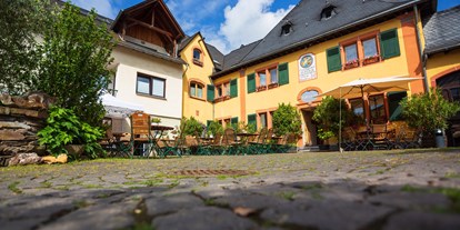 vacanza in fattoria - Renania-Palatinato - Das Haupthaus mit angrenzendem Gästehaus an unserem mediterranem Innenhof. - Bio-Weingut Staffelter Hof