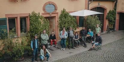 Urlaub auf dem Bauernhof - Preisniveau: moderat - Deutschland - Das sind wir - ein eingespieltes Team - wir freuen uns auf ihren Besuch :) - Bio-Weingut Staffelter Hof