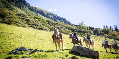 Urlaub auf dem Bauernhof - Traktor fahren - Tirol - Trekkingausritt - Apartpension Almhof - Reithof Pitztal
