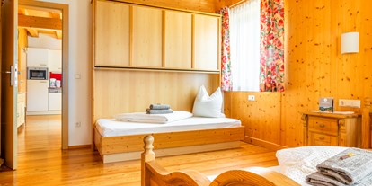 Urlaub auf dem Bauernhof - ideal für: Familien - Salzburg - Schlafzimmer Appartement "Fichte" - Öko-Appartements Biobauernhof "Fallhaus"