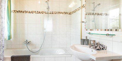 Urlaub auf dem Bauernhof - Salzburg - Bad mit Badewanne Appartement "Fichte" - Öko-Appartements Biobauernhof "Fallhaus"