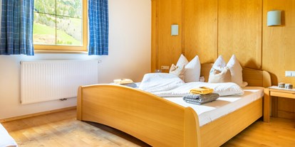 Urlaub auf dem Bauernhof - ideal für: Pärchen - Salzburg - Schlafzimmer Appartement "Birke" - Öko-Appartements Biobauernhof "Fallhaus"