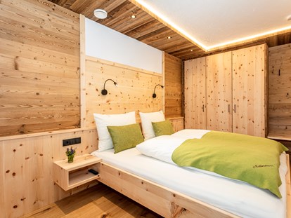 Urlaub auf dem Bauernhof - Umgebung: Urlaub in den Bergen - Österreich - Naturbelassenes Zirbenschlafzimmer, der Duft der Zirbe trägt nachweislich zu einem erholsameren Schlaf bei. - Biobauernhof Mittermoos