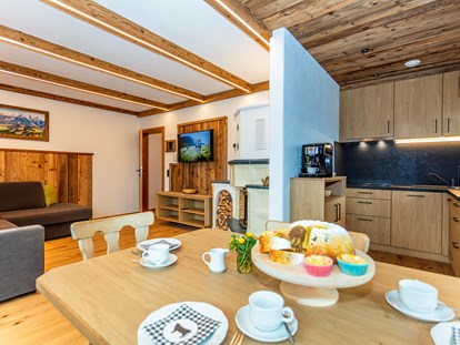 Urlaub auf dem Bauernhof - Alpen - Küche und Wohnzimmer mit Essecke - Biobauernhof Mittermoos