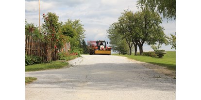Urlaub auf dem Bauernhof - erreichbar mit: Bahn - Steiermark - Das tägliche Grünfutter wird geholt - Bauernhof Hönigshof - Familie Kerschenbauer