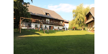 Urlaub auf dem Bauernhof - Mithilfe beim: Tiere füttern - Steiermark - Hofbereich - Bauernhof Hönigshof - Familie Kerschenbauer