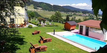 Urlaub auf dem Bauernhof - Umgebung: Urlaub in den Bergen - Arriach - Blick in den Hofraum
 - ERLEBNISBAUERNHOF Steinerhof in Kärnten
