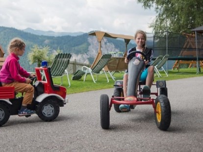 Urlaub auf dem Bauernhof - Steiermark - Austoben am Kinderspielplatz - Bergbauernhof Irxner - Urlaub am Bauernhof mit Hund