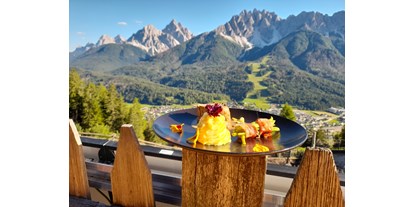 Urlaub auf dem Bauernhof - Südtirol - Abendessen auf der Sonnenterasse - Bergbauernhof Glinzhof