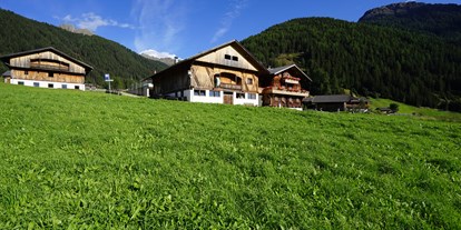 Urlaub auf dem Bauernhof - Skitouren - Trentino-Südtirol - Unser Hof liegt umgeben von grünen Wiesen auf einer Höhe von 1.460 Metern im kleinen Bergdorf St. Magdalena. Der Ort befindet sich am Ende des Gsiesertales und ist umgeben von einer traumhaften Berglandschaft. Die Deferegger Alpen und die Ausläufer der Rieserfernergruppe rahmen das reizvolle Alpental ein, herrliche Wanderwege in die Bergwelt beginnen direkt an unserem Hof. - Unterhabererhof