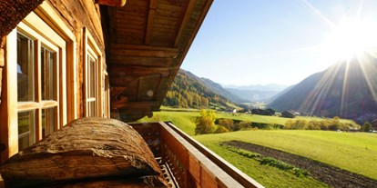 Urlaub auf dem Bauernhof - Südtirol - Ihre Ferien verbringen Sie auf einem historischen Bauernhof mit Viehhaltung, der bereits im Jahr 1638 erbaut wurde. Drei behaglich eingerichtete Ferienwohnungen stehen Ihnen auf dem Unterhabererhof als Urlaubsdomizil zur Auswahl. Sie bieten Platz für 2-4 bzw. 2-6 Personen und bestehen aus einer geräumigen Wohnküche, einem Bad mit Dusche, WC und Bidet und separaten Schlafzimmern. Von Ihrem Urlaubsbalkon aus haben Sie einen fantastischen Blick über das gesamte Gsiesertal und die umliegenden Berge bis hin zu den Dolomiten. Im Außenbereich befinden sich eine sonnige Liegewiese und ein Kinderspielplatz. - Unterhabererhof