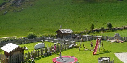 Urlaub auf dem Bauernhof - begehbarer Heuboden - Trentino-Südtirol - Die Kinder haben viel Platz zum Spielen auf unserem Spielplatz und im Spielzimmer - Oberhof