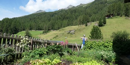 Urlaub auf dem Bauernhof - Lagerfeuerstelle - Südtirol - In unserem Bauerngarten wachsen Kräuter, Gemüse und Beeren - Oberhof