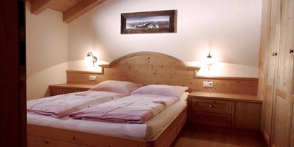 Urlaub auf dem Bauernhof - Lagerfeuerstelle - Italien - Schlafzimmer aus Massivholz in der Wohnung Gipfelwind - Oberhof